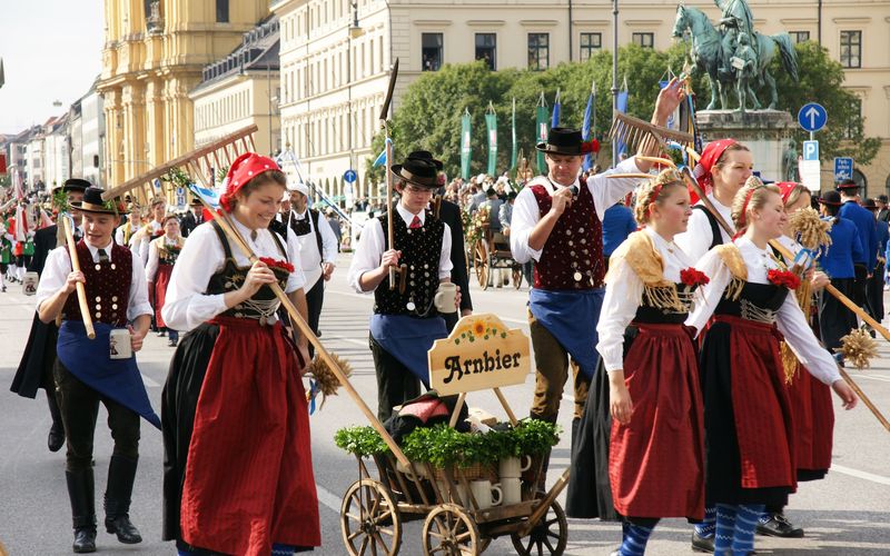 Oktoberfest Trachten- und Schützenzug 2024