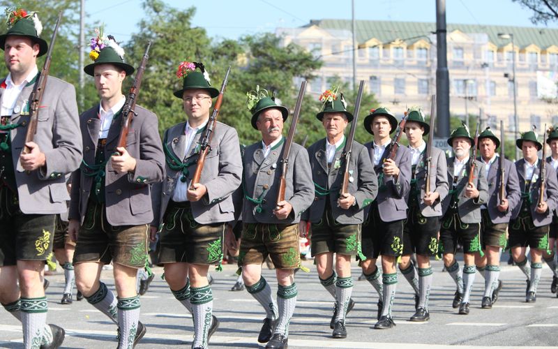 Oktoberfest Trachten- und Schützenzug 2024